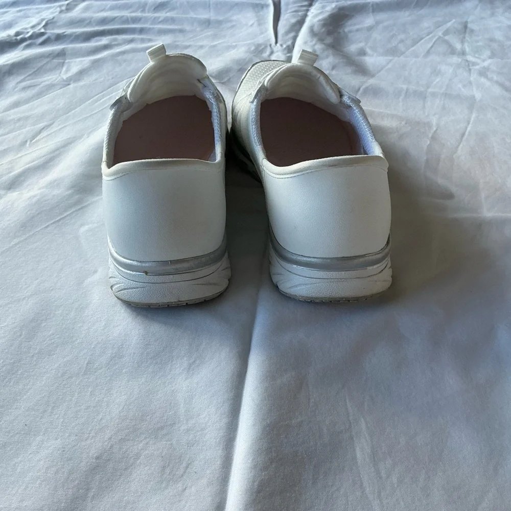 Skechers sleek white